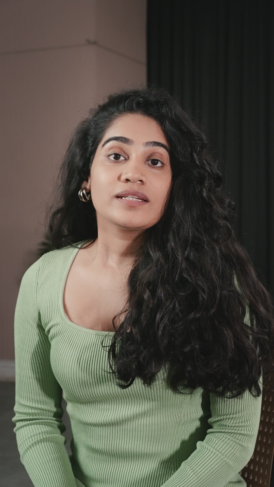 Video showing Bhisajyam Hair Oil application routine for strong hair